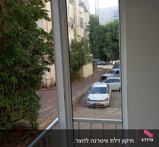 חלון זכוכית גדול עם מסגרת לבנה